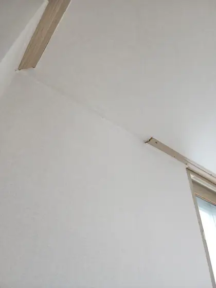 천장 몰딩 설치 — 구간마다 끊긴 천장 몰딩